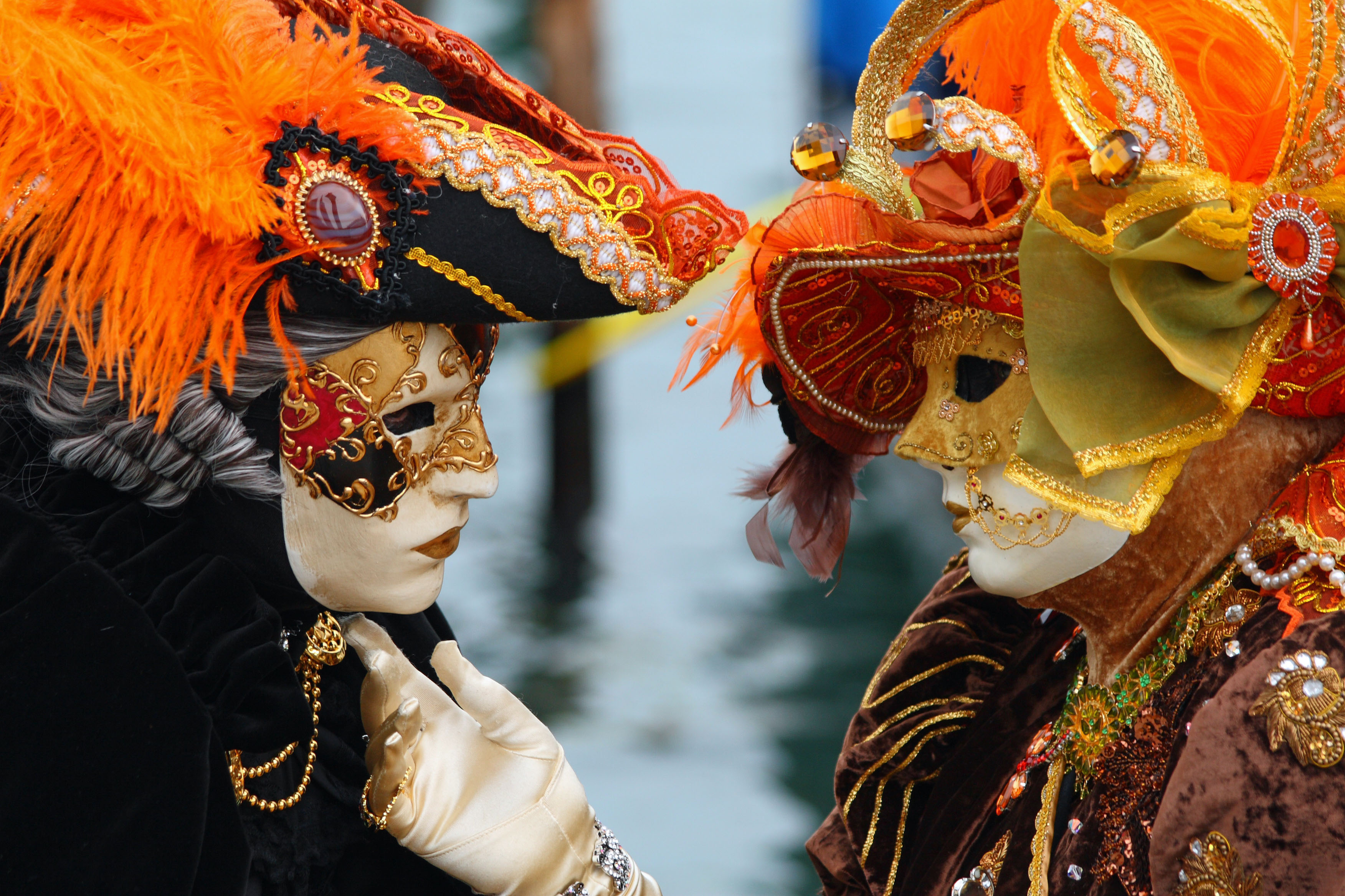 Venice_Carnival_-_Masked_Lovers_2010
